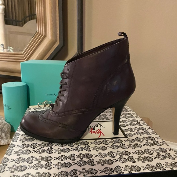 LIKE NEW BOOTIE - Picture 2 of 5